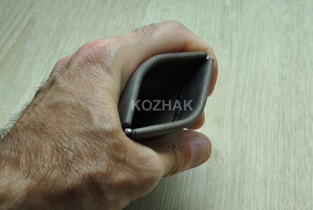 Серая кожаная монетница с гибким механизмом
