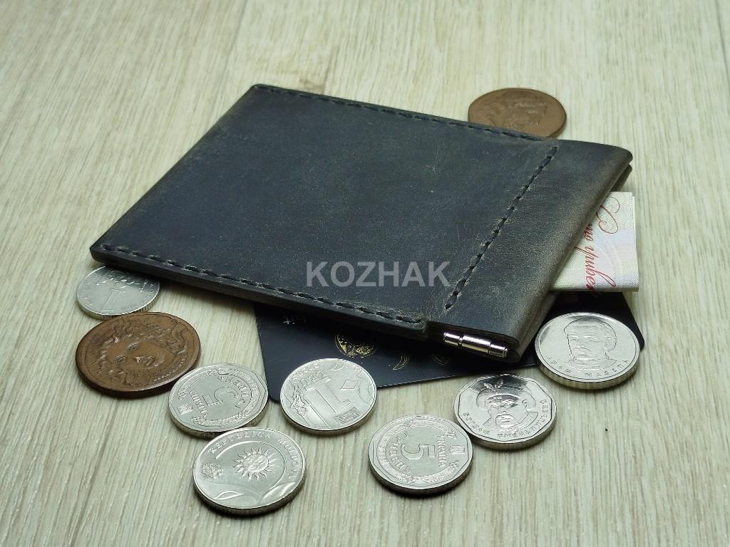 Серая кожаная монетница с гибким механизмом