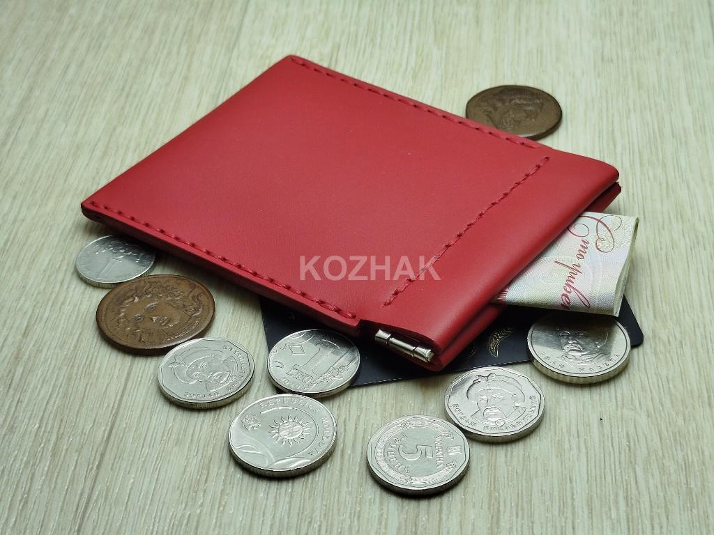 Компактна монетниця з червоної шкіри ручної роботи.