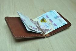 Кожаный зажим ручной работы для денег коньячный