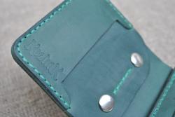 Квадратный кошелек из зеленой кожи ручной работы