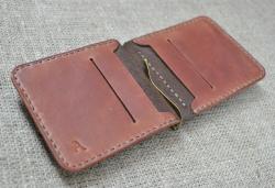 Маленький кошелек с прижимом для купюр и наружной монетницей
