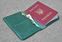 Чехол зеленого цвета из натуральной кожи для паспорта