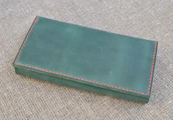 Вместительный зеленый кошелек из натуральной кожи