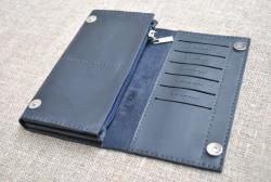 Темно-синий вместительный кошелек из натуральной кожи
