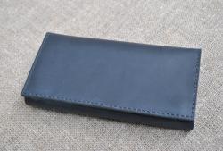 Темно-синий вместительный кошелек из натуральной кожи