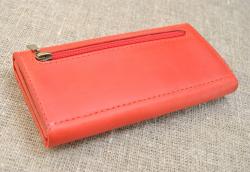 Місткий червоний шкіряний гаманець