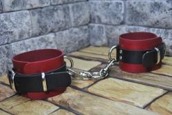 Наручники из натуральной кожи для пикантных игр