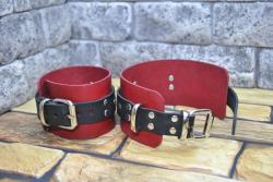 Кожаные красно-черные наручники