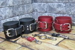 Наручники для интимных игр из натуральной кожи