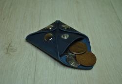 Вместительная темно-синяя монетница из кожи