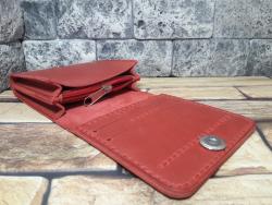 Компактный кожаный кошелек красного цвета